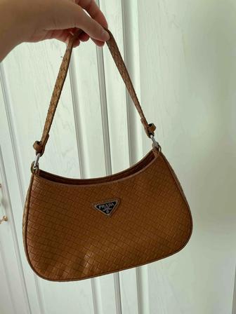 Продам сумку багет Prada коричневый цвет