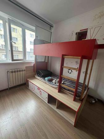 Продам комплект мебели в детскую б/у
