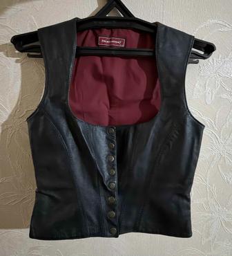 КОЖАНАЯ ЖИЛЕТКА