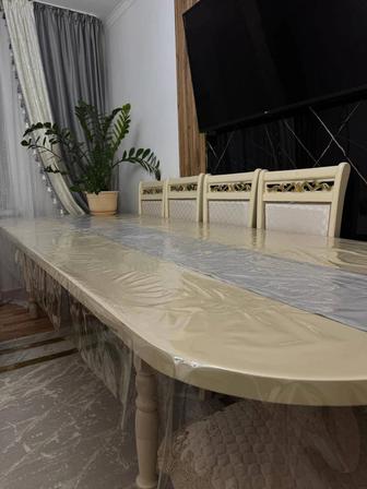 Стол бежевый цв с 8 стульями