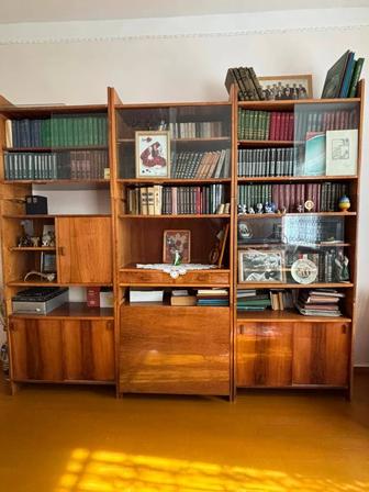 Продам книжный шкаф в хорошем состоянии