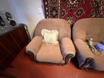 Старый диван и кресло
