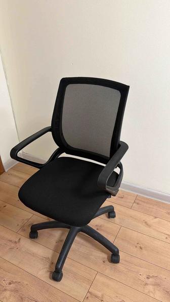 Продаю два офисных кресла