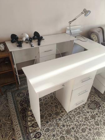 Продам оборудование для салона красоты стол стулья