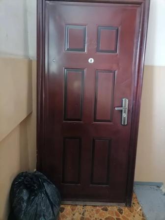 Отдам даром входную дверь б/у