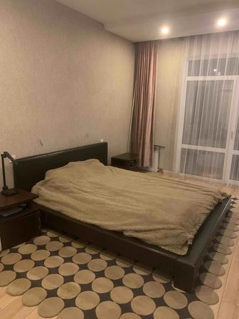 Кровать и две тумбы