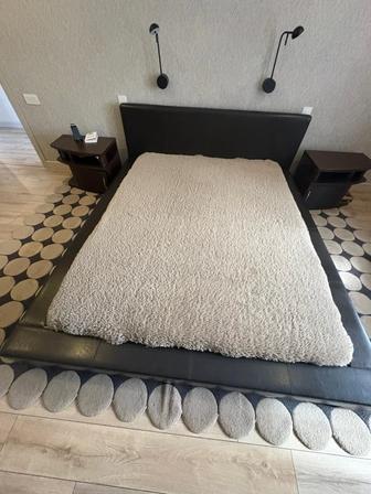 Кровать и две тумбы