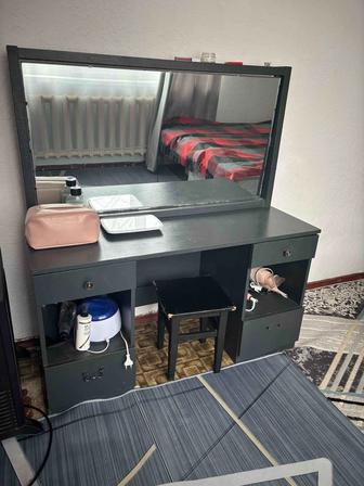 Туалетный столик с зеркалом