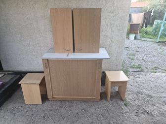 Отдам даром кухонный стол, 2 табуретки и 2 подвесных шкафа