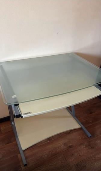Стеклянный рабочий стол