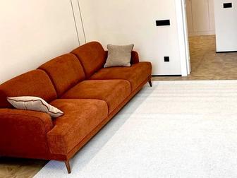 Pinterest-диван Killian в терракотовом оттенке стиль вне времени