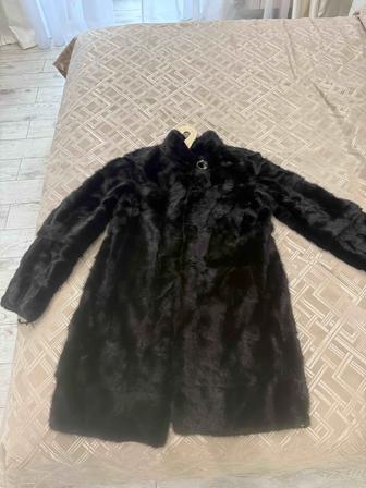 Продам норковую шубу в черном цвете