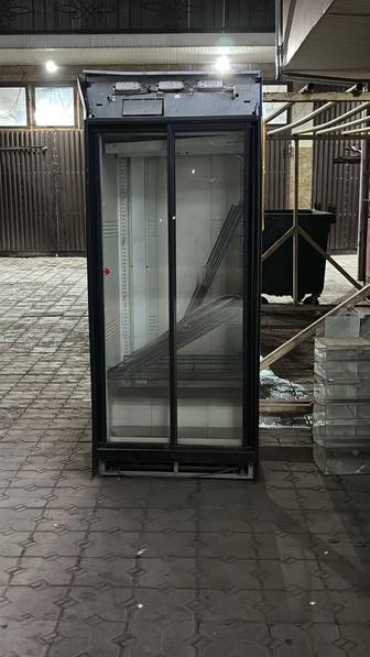 Срочно продаю вертикальный холодильник с раздвижными стеклянными дверями.