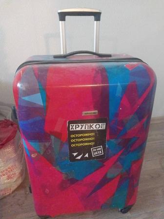 Продам срочно чемодан в отличном состоянии недорого!!!!!!