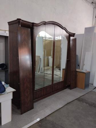 Продам шкаф 4 двери с зеркалами очень вместительный