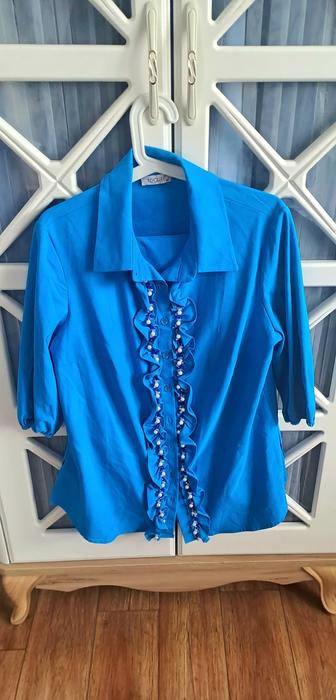 Синий женский костюм с жемчугом