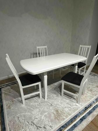 Стулья со спинкой.