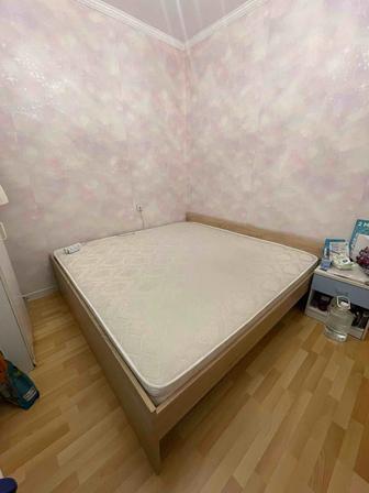 Большая двуспальная кровать