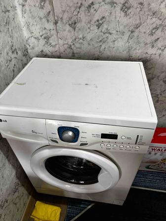 Продам стиральную машину работает хорошо стирает