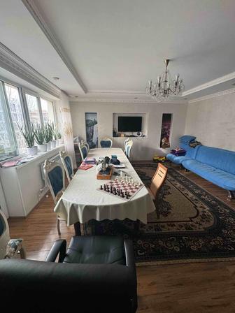 Продается гостиный стол со стульями