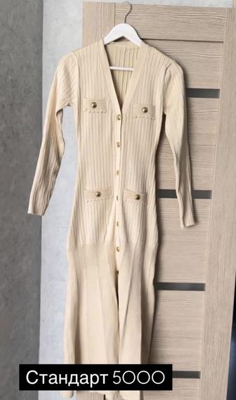 Продам платье 5000 почти новое носили 1 раз размер стандарт до 48