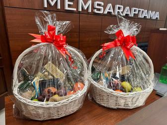 Подарочные Корзины с Шоколадом фруктами и Напитками.