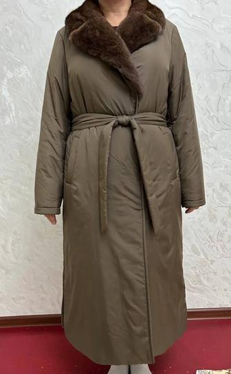 Длинный зимний пальто с норковым воротником и поясом