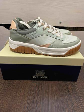 Продам кроссовки