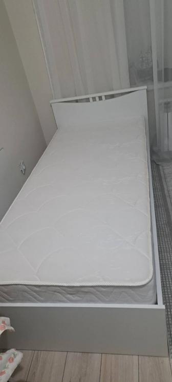 Продается белая деревянная кровать