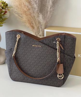 Продам сумку от Michael Kors Jet Set
Large Logo Shoulder Bag
натуралка