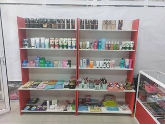 Продам магазинные витрины полки