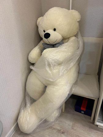 Большой плюшевый медведь