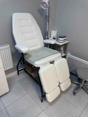 Педикюрное кресло, стул мастера и помощник