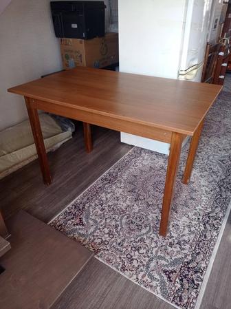 Стол кухонный на деревянных ножках