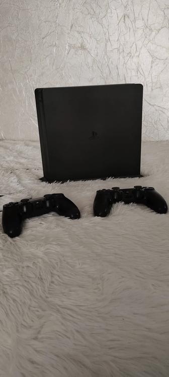 Продам PlayStation 4 slim