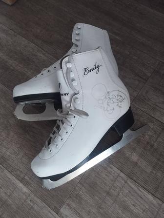 Продам фигурные женские коньки.