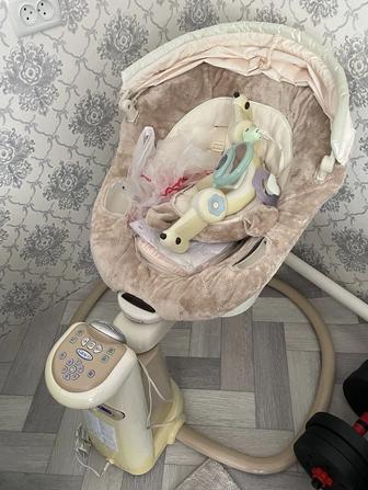 Продам музыкальную качалку детскую