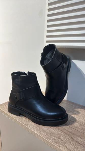 Зимний обувь, ботинка черная новая