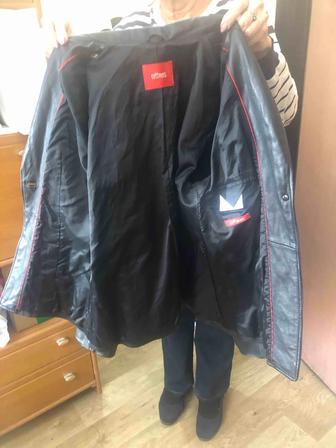 Пиджак женский из натуральной кожи.