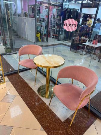 Продам стол и стулья (торговое оборудование)