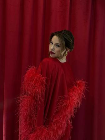Платье с перьями