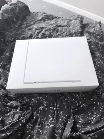 Продам MacBook air 13 2025