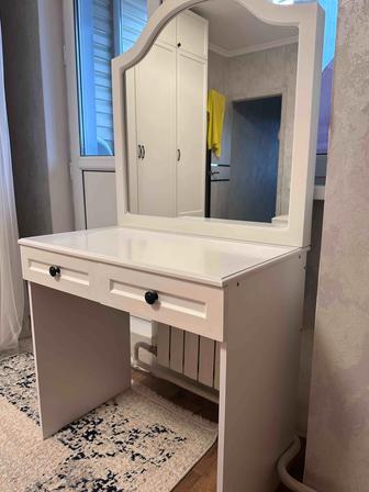 Продам туалетный стол с пуфиком