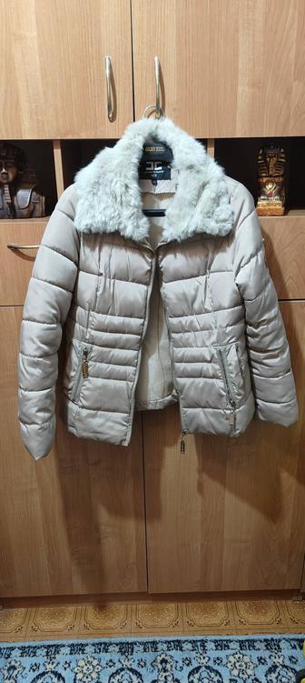 Куртка женская бежево золотистого цвета