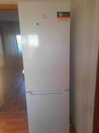 Холодильник Indesit