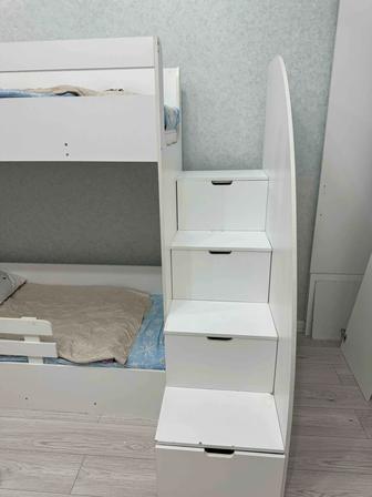 Продам двухъярусную кровать с матрасами