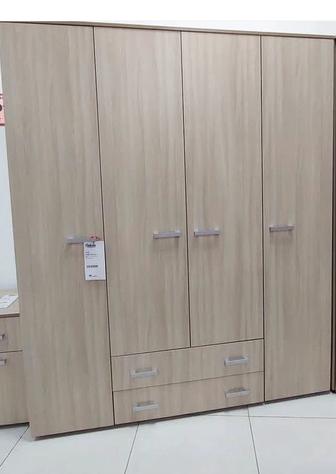 Продам шифоньер 4х дверный!