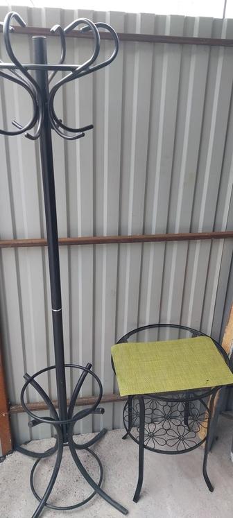 Стол и вешалка