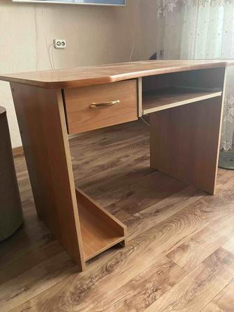 Продам письменный стол 100x70 см