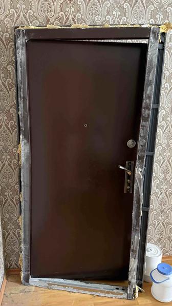 Продам металлическую дверь